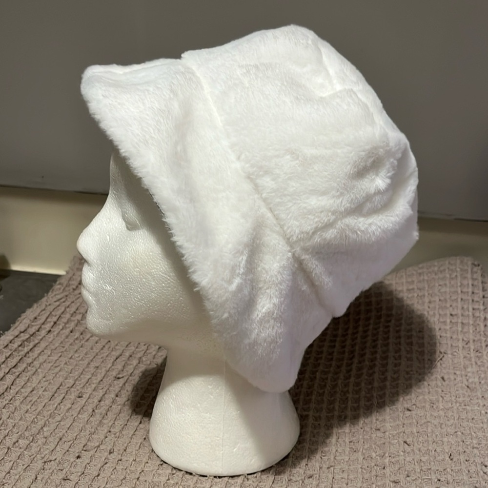 BCBG hat.faux fur.